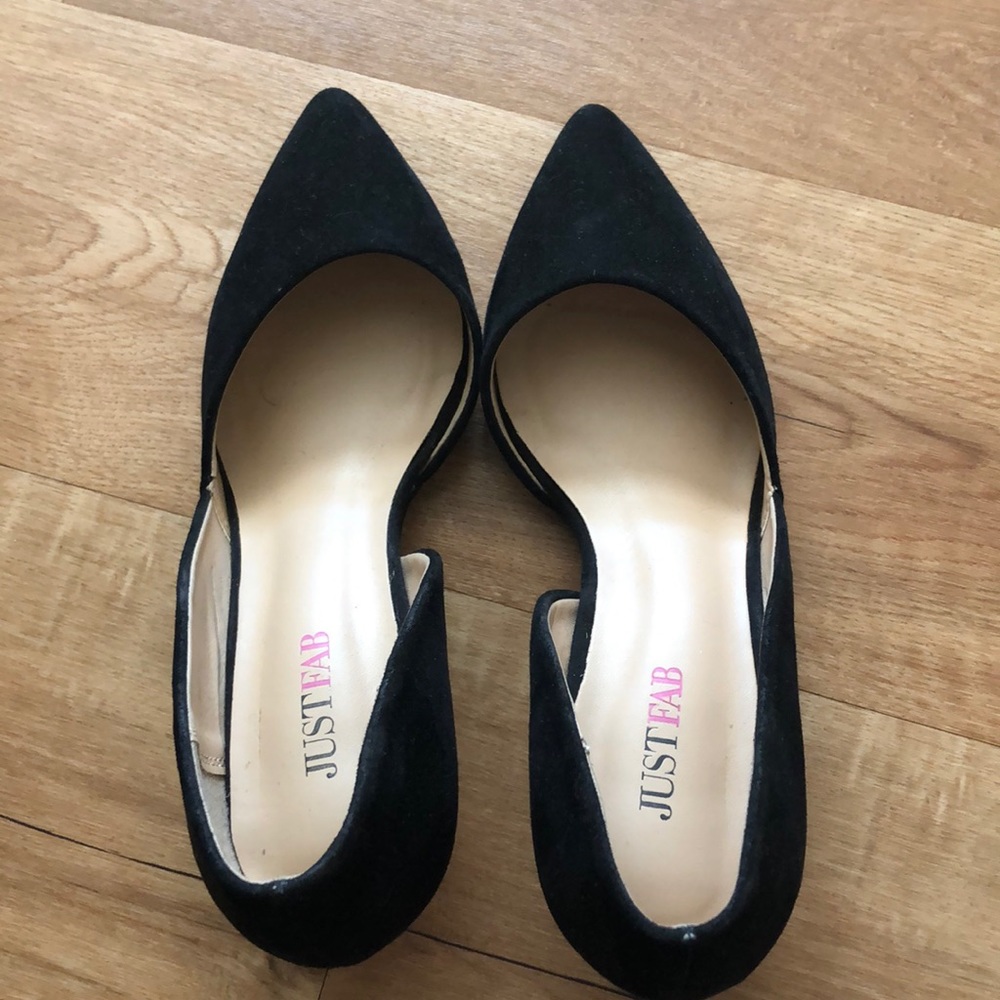Black pumps